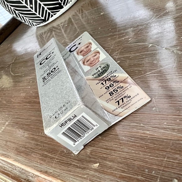 It Cosmetics CC Cream Color correcting full coverage cream. Anti-Aging Hydrating - Picture 9 of 15